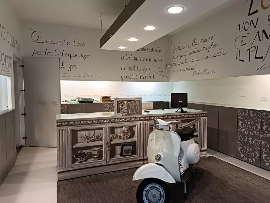 Immagine 4 di Locale commerciale in affitto  a Lucca