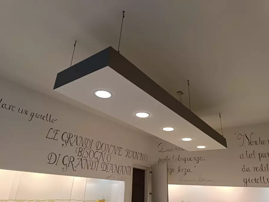 Immagine 2 di Locale commerciale in affitto  a Lucca