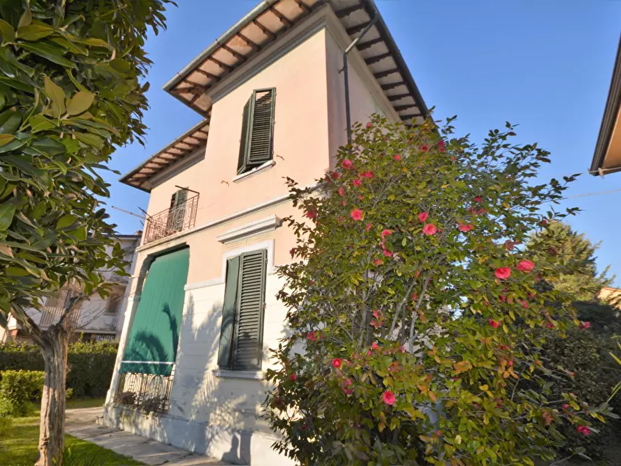 Immagine 3 di Villa in vendita  a Lucca