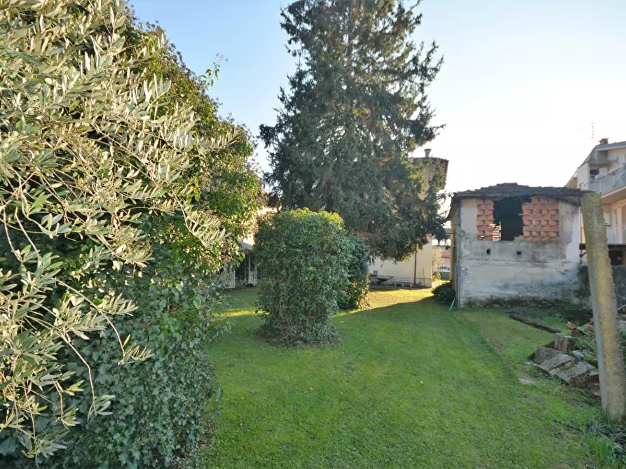 Immagine 17 di Villa in vendita  a Lucca