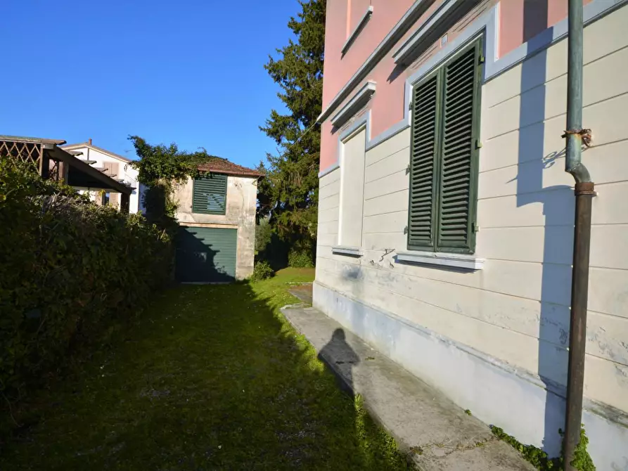 Immagine 21 di Villa in vendita  a Lucca