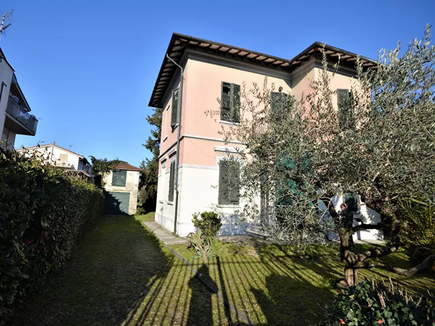 Immagine 1 di Villa in vendita  a Lucca