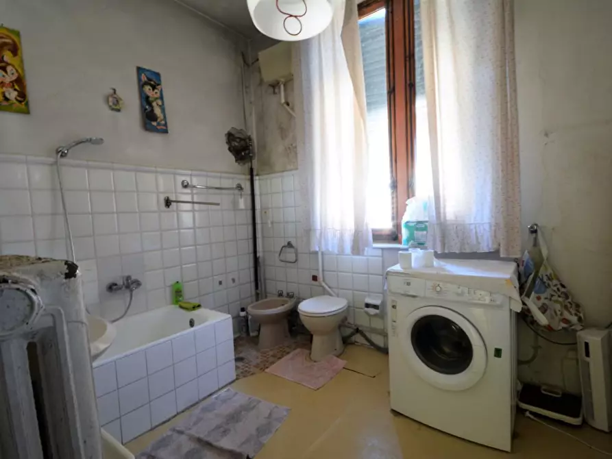 Immagine 11 di Villa in vendita  a Lucca