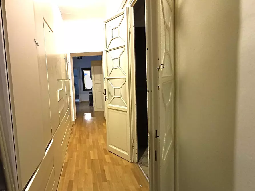 Immagine 11 di Appartamento in vendita  a Lucca