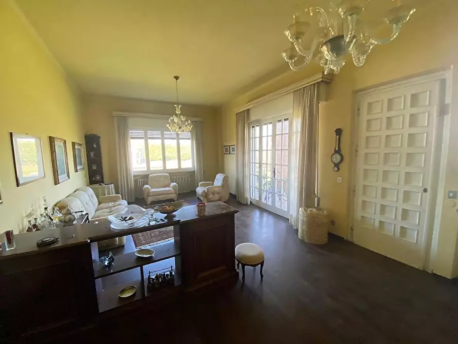 Immagine 8 di Villa in vendita  a Lucca