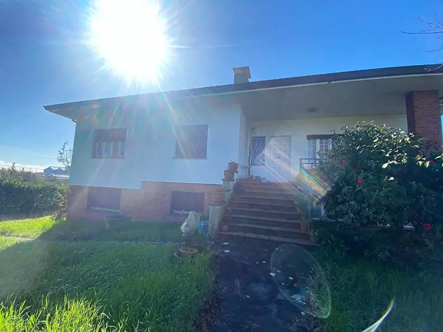 Immagine 6 di Villa in vendita  a Lucca