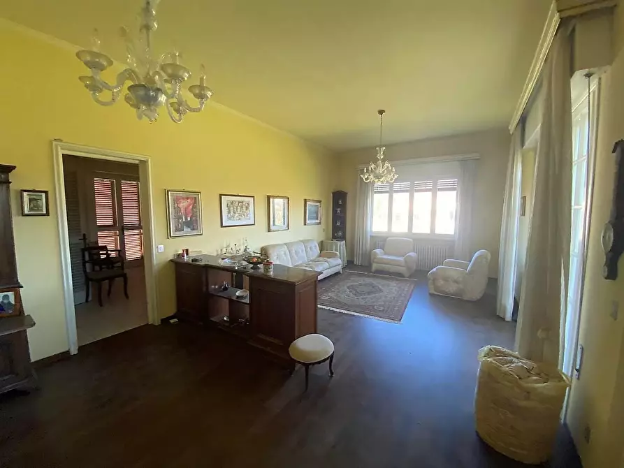 Immagine 10 di Villa in vendita  a Lucca