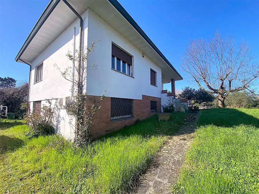Immagine 2 di Villa in vendita  a Lucca