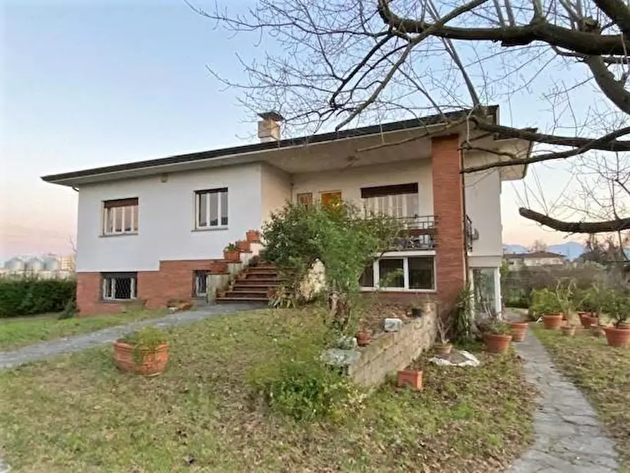 Immagine 1 di Villa in vendita  a Lucca