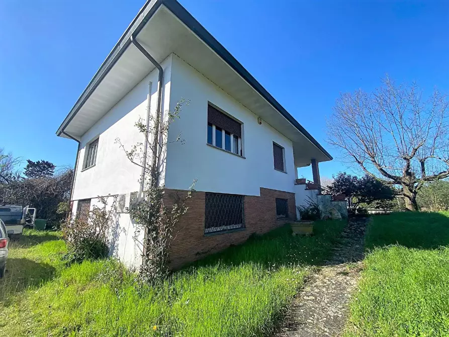 Immagine 3 di Villa in vendita  a Lucca