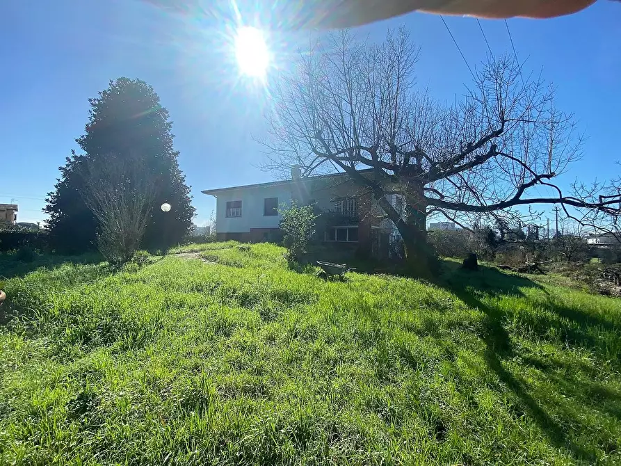 Immagine 7 di Villa in vendita  a Lucca