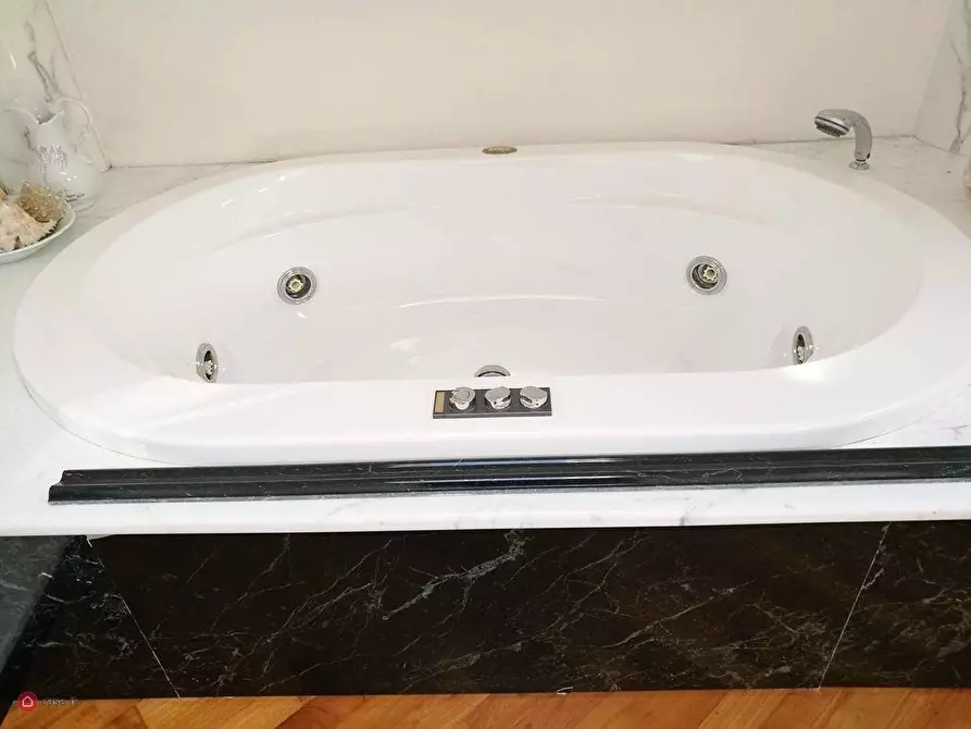 Immagine 21 di Appartamento in vendita  a Carrara