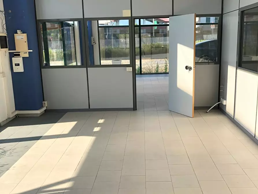 Immagine 2 di Attività artigianale in affitto  a Massa