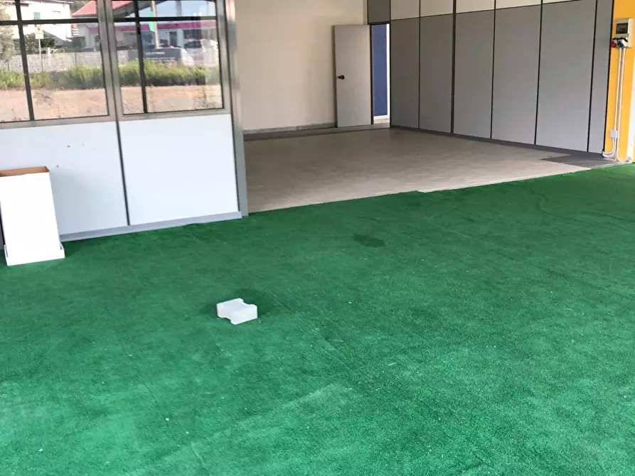 Immagine 4 di Attività artigianale in affitto  a Massa