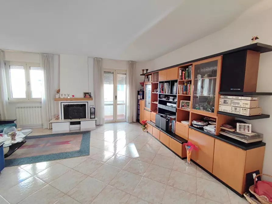 Immagine 2 di Villetta a schiera in vendita  a Viareggio