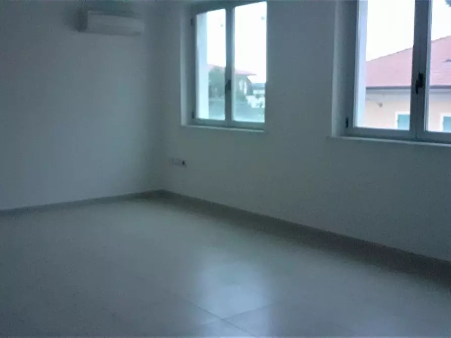 Immagine 4 di Ufficio in vendita  a Massa