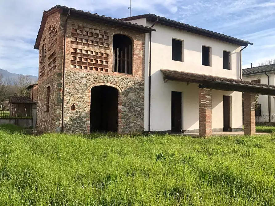 Immagine 10 di Villa in vendita  a Capannori