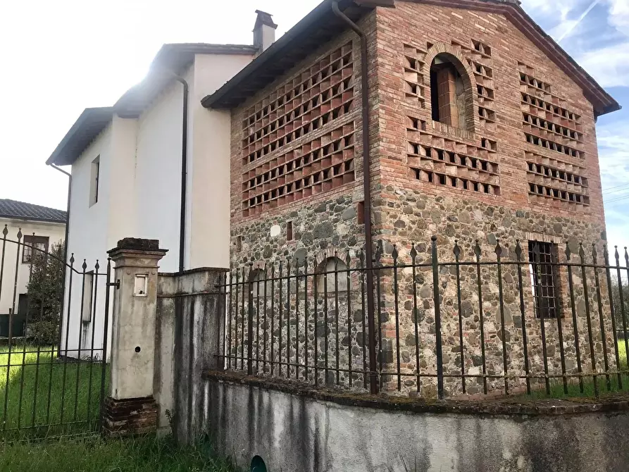 Immagine 2 di Villa in vendita  a Capannori