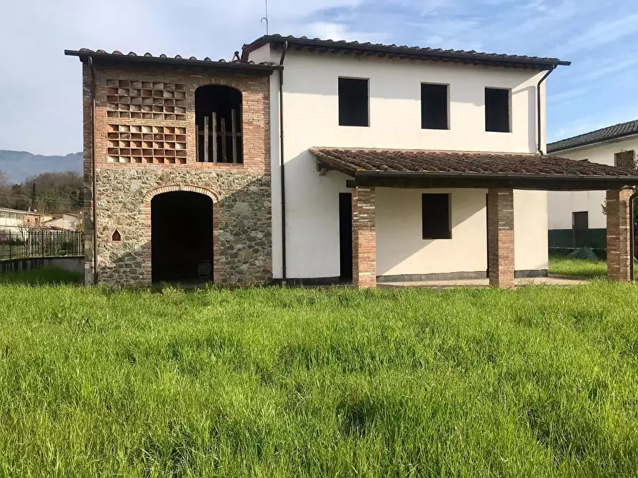 Immagine 1 di Villa in vendita  a Capannori