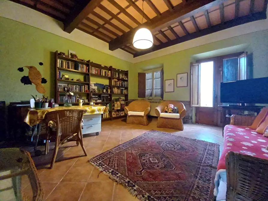 Immagine 3 di Casa colonica in vendita  a Capannori