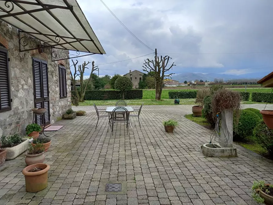 Immagine 2 di Casa colonica in vendita  a Capannori
