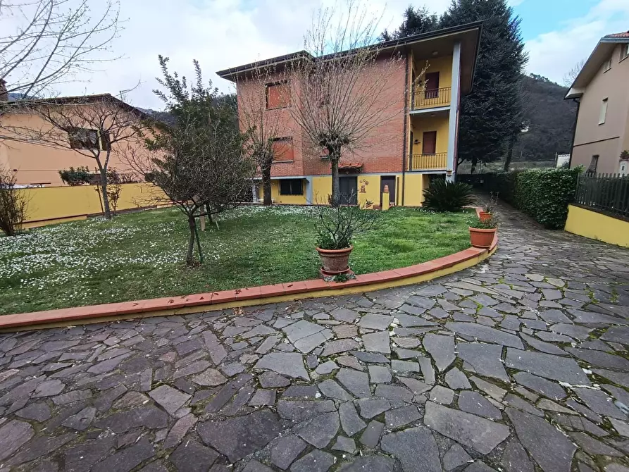 Immagine 1 di Villa in vendita  a Lucca