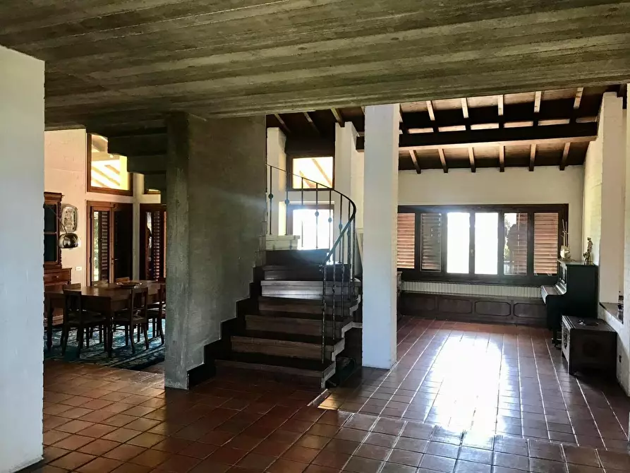 Immagine 10 di Villa in vendita  a Capannori