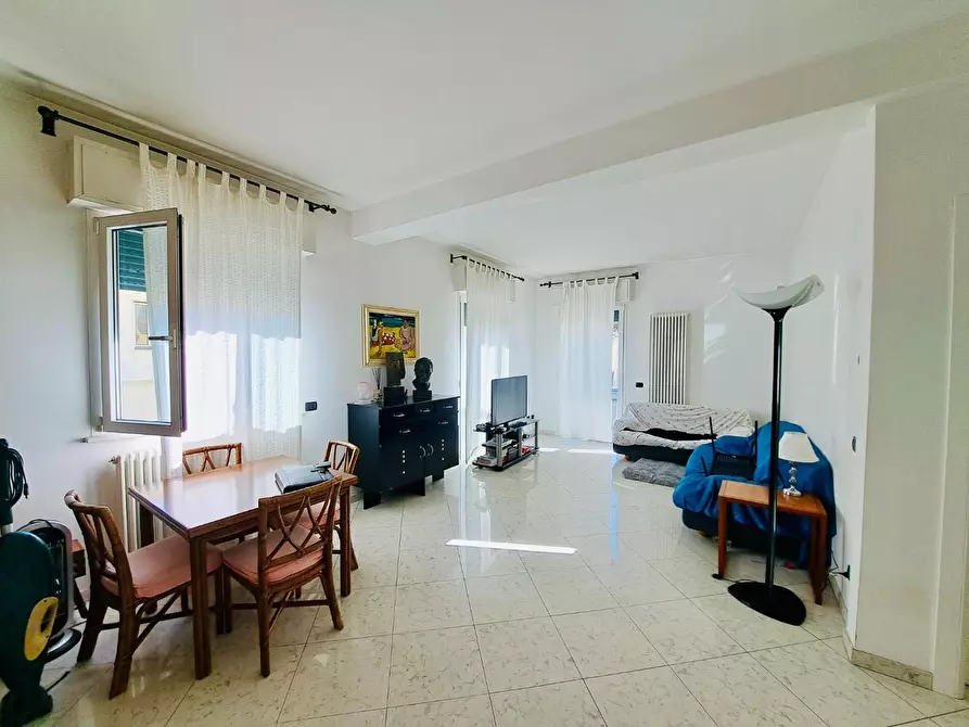 Immagine 2 di Appartamento in vendita  a Viareggio