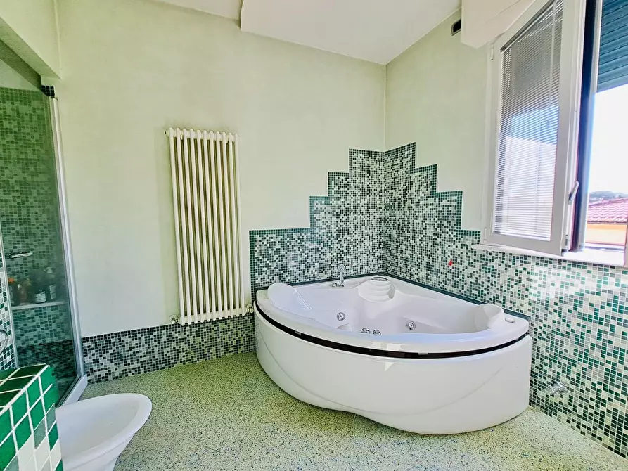 Immagine 24 di Appartamento in vendita  a Viareggio