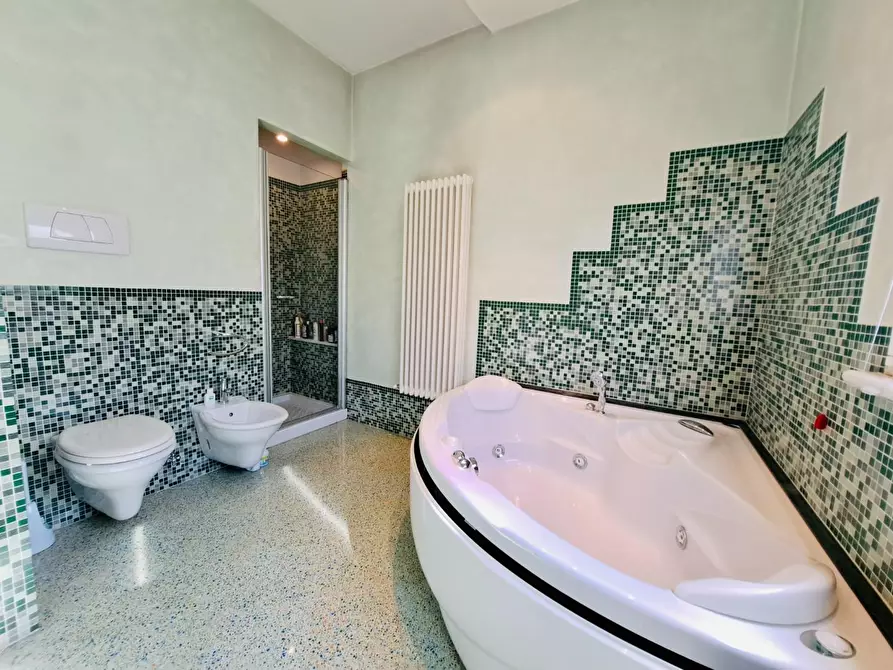 Immagine 25 di Appartamento in vendita  a Viareggio