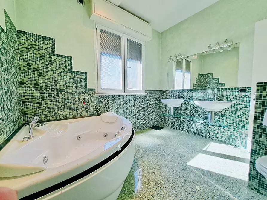 Immagine 26 di Appartamento in vendita  a Viareggio