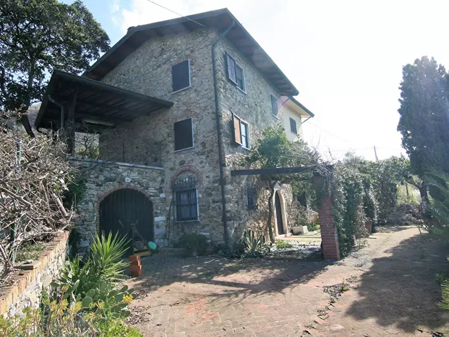 Immagine 1 di Casa colonica in vendita  a Carrara