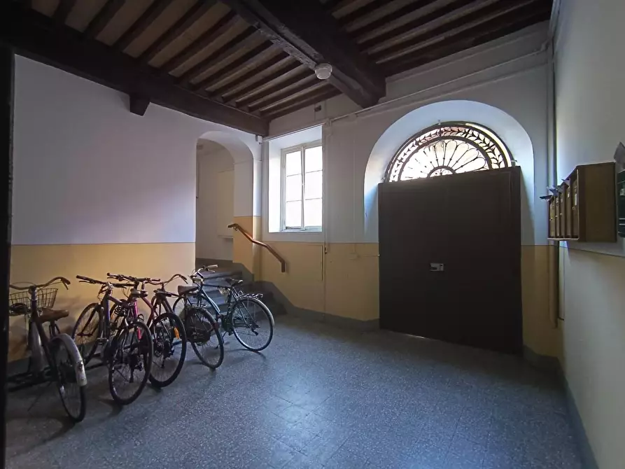 Immagine 6 di Locale commerciale in vendita  a Lucca