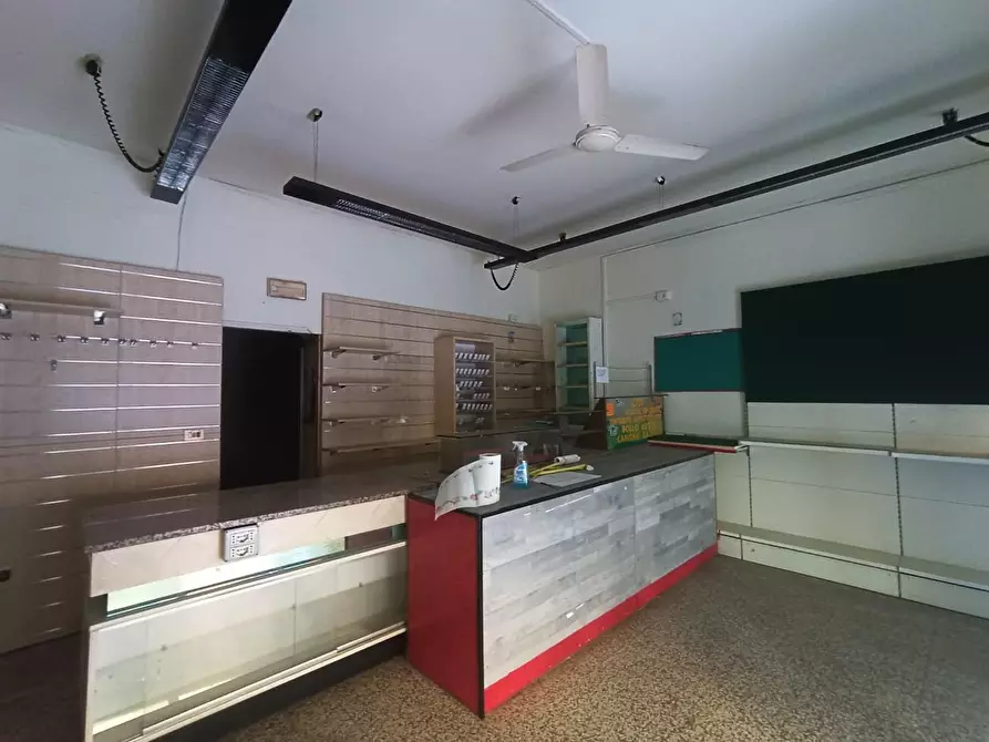 Immagine 4 di Locale commerciale in vendita  a Lucca