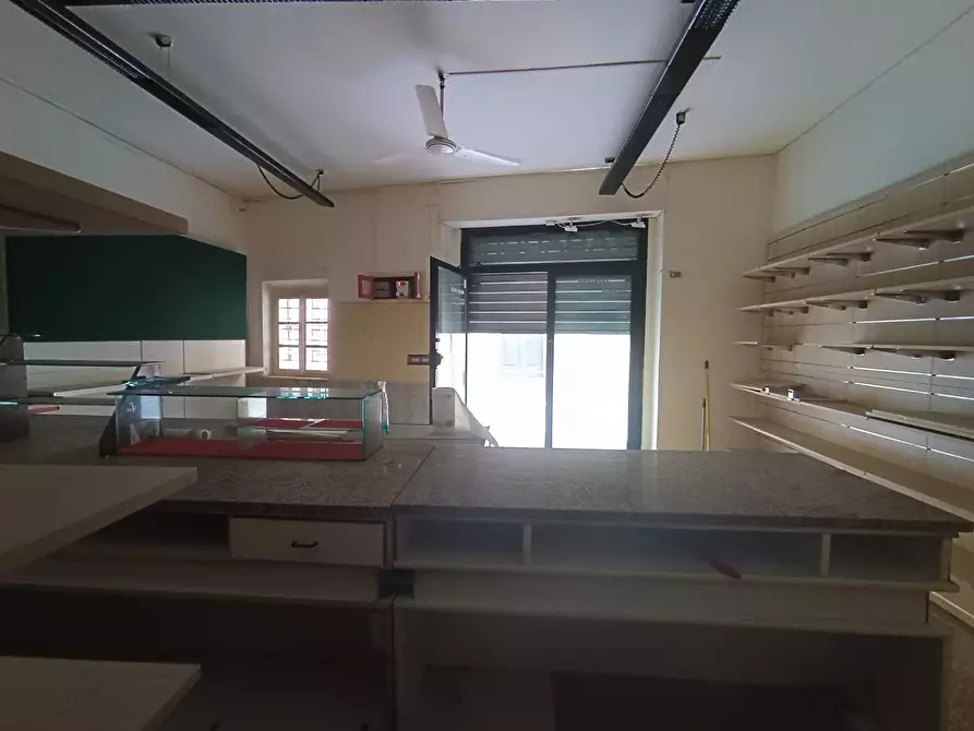 Immagine 5 di Locale commerciale in vendita  a Lucca