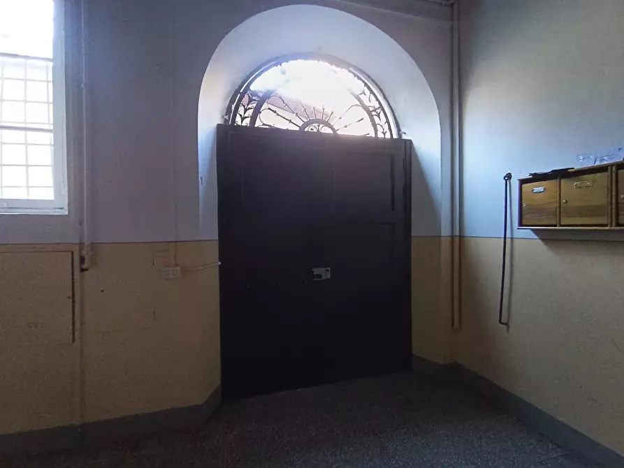 Immagine 7 di Locale commerciale in vendita  a Lucca