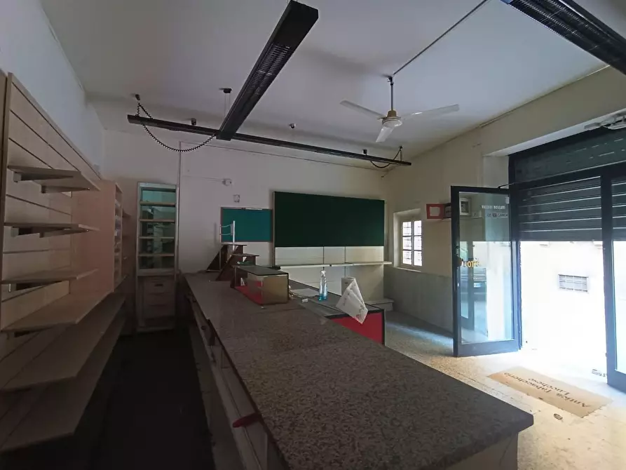 Immagine 3 di Locale commerciale in vendita  a Lucca