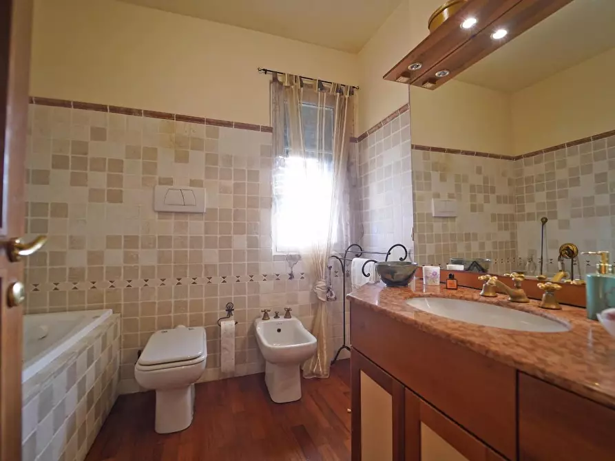 Immagine 43 di Villa in vendita  a Sarzana