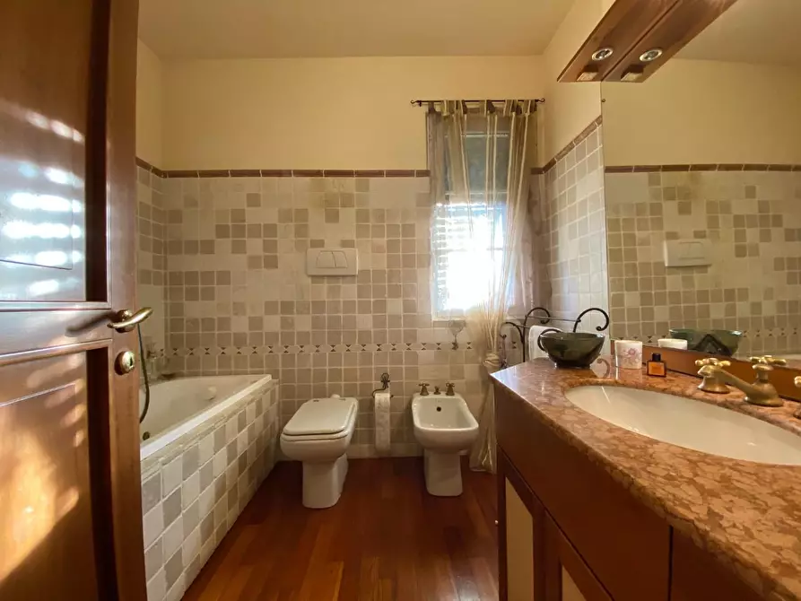 Immagine 14 di Villa in vendita  a Sarzana