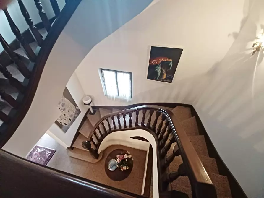 Immagine 11 di Villa in vendita  a Carrara