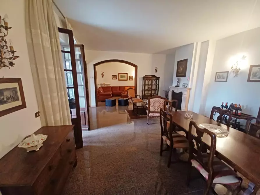 Immagine 2 di Villa in vendita  a Carrara