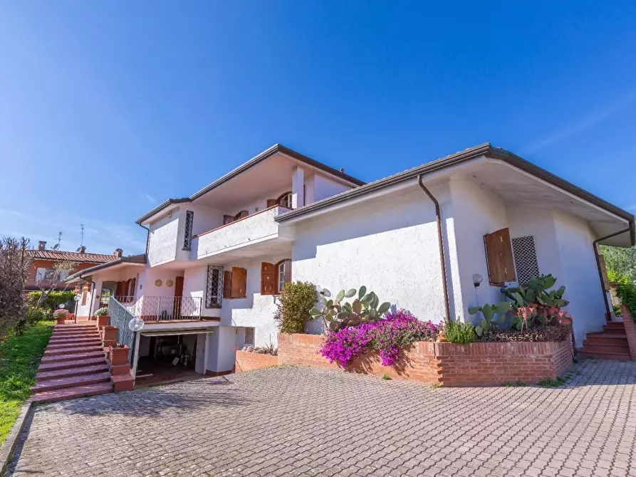 Immagine 1 di Villa in vendita  a Pietrasanta