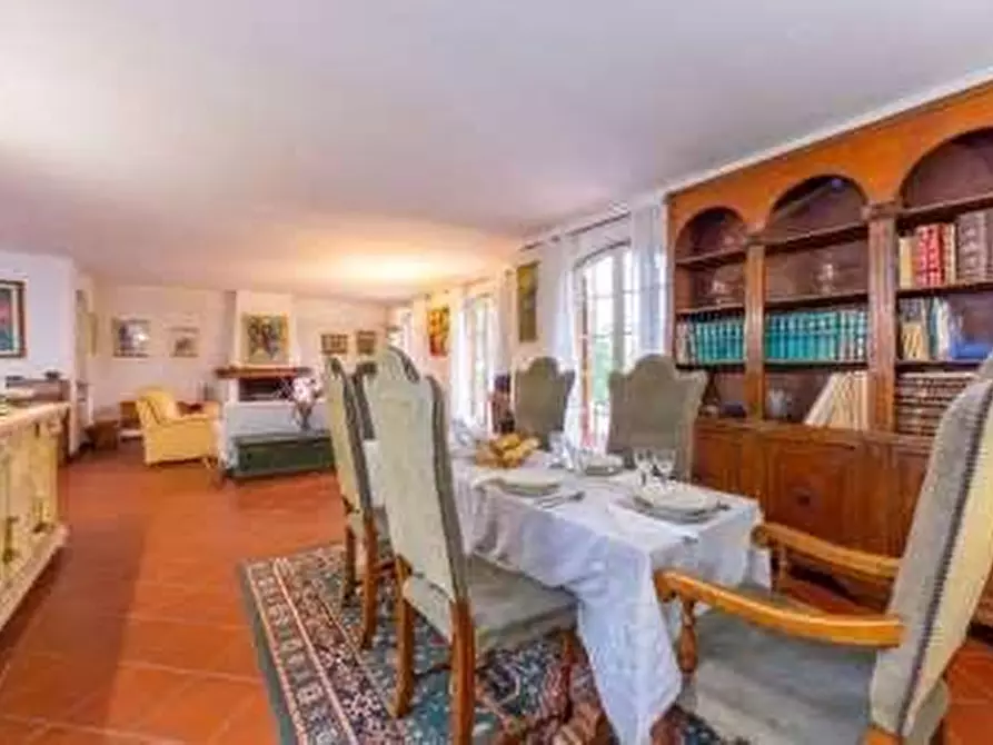 Immagine 10 di Villa in vendita  a Pietrasanta