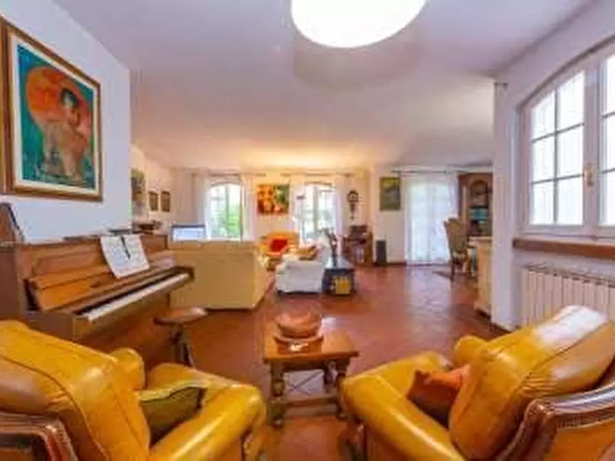 Immagine 5 di Villa in vendita  a Pietrasanta