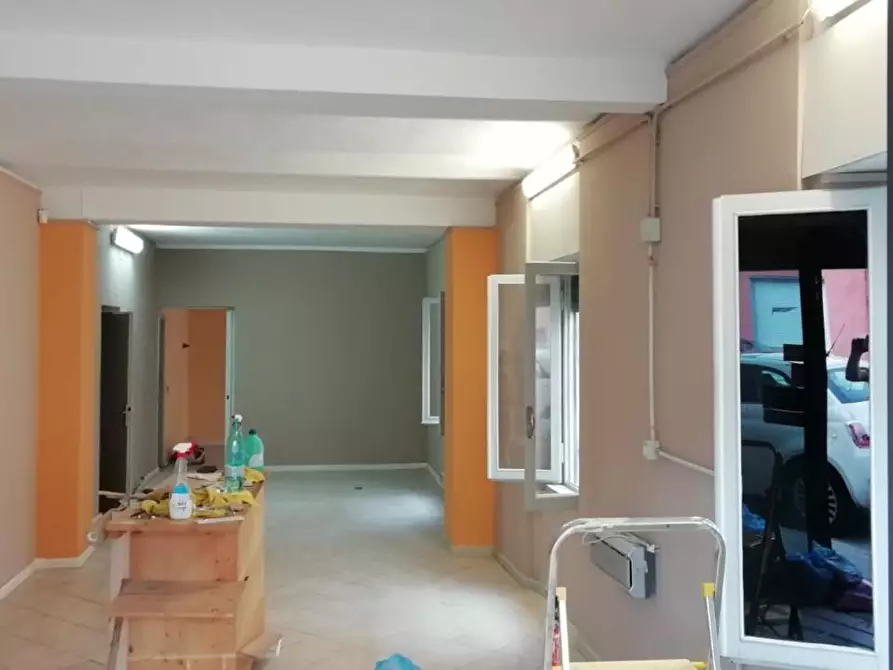 Immagine 4 di Locale commerciale in vendita  a Viareggio