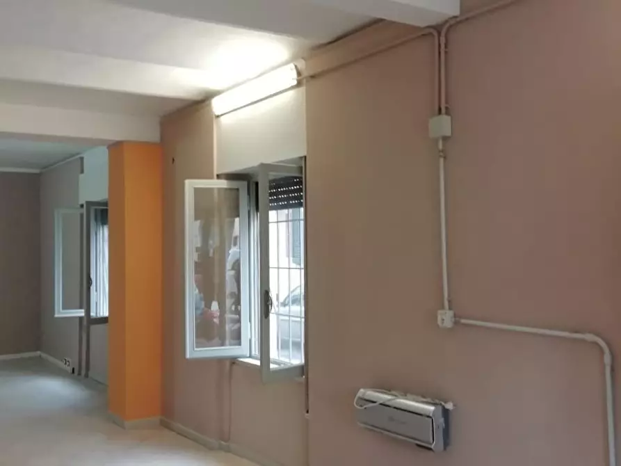 Immagine 2 di Locale commerciale in vendita  a Viareggio