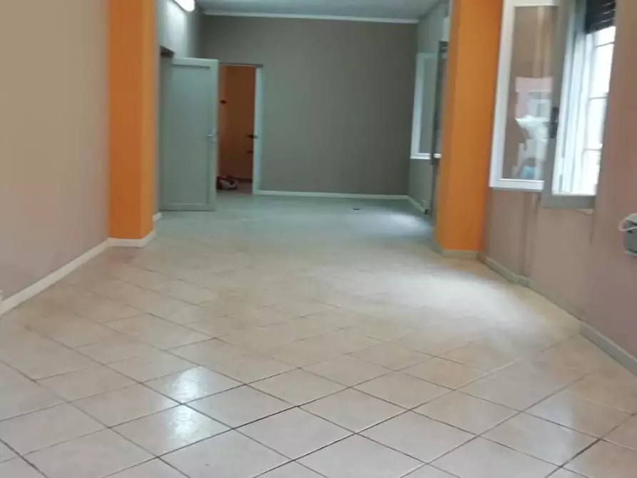 Immagine 3 di Locale commerciale in vendita  a Viareggio