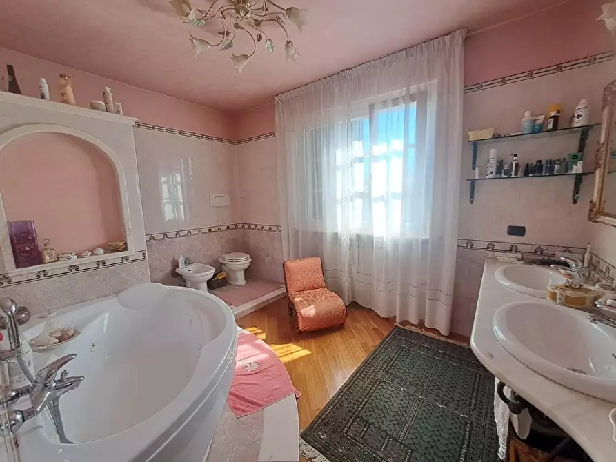 Immagine 15 di Casa indipendente in vendita  a Massa