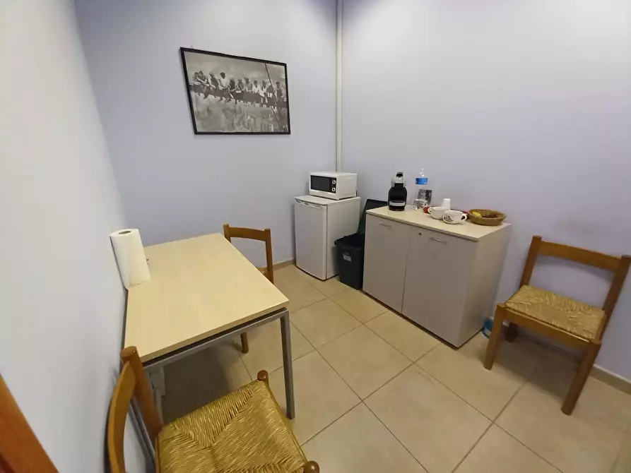 Immagine 2 di Locale commerciale in affitto  a Lucca