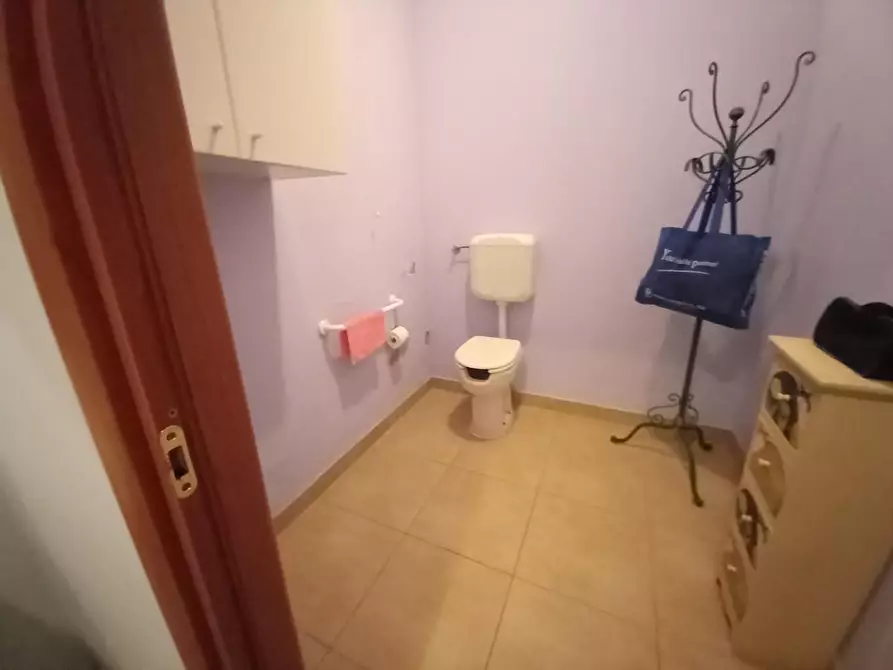 Immagine 5 di Locale commerciale in affitto  a Lucca